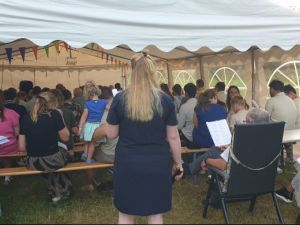 UA240802 kerkdienst en singinn 02.jpg